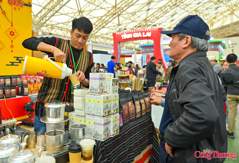 Đáng chú ý, khu vực gian hàng của đồng bào các dân tộc thiểu số trở thành điểm nhấn, thu hút lượng lớn khách tham quan và mua sắm.