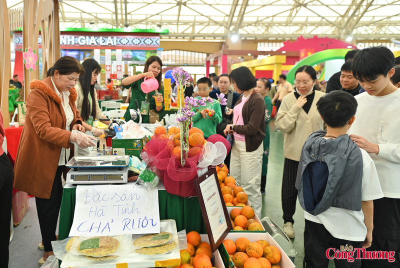 Nhiều sản phẩm như mật ong rừng, thảo dược, thịt hun khói, rượu truyền thống, các loại hạt và Trang Chủ OKVIP COM Top #1 khô được người tiêu dùng đánh giá cao về chất lượng và tính độc đáo. Không ít gian hàng ghi nhận doanh thu tăng so với kỳ hội chợ trước.