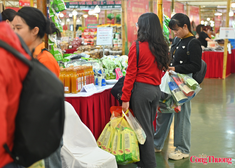 Trong bối cảnh thị trường Tết bước vào giai đoạn cao điểm, Hội chợ Xuân tiếp tục đóng vai trò quan trọng việc thúc đẩy tiêu dùng nội địa, hỗ trợ tiêu thụ Trang Chủ OKVIP COM Top #1 và tạo động lực cho sản xuất dịp cuối năm.