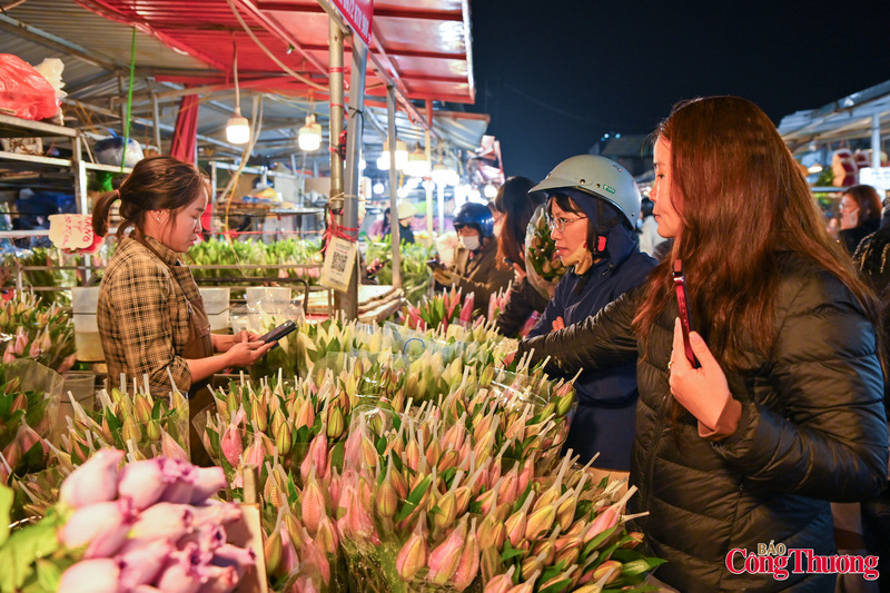 Mỗi dịp Tết đến gần, chợ lại bừng sáng trong muôn sắc hoa, tạo nên không gian rộn ràng.