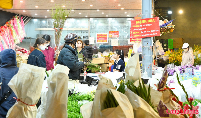 Tiếng cười nói, mặc cả xen lẫn tiếng bốc xếp hàng hóa tạo nên bức tranh sinh động đặc trưng của chợ hoa đêm những ngày giáp Tết.