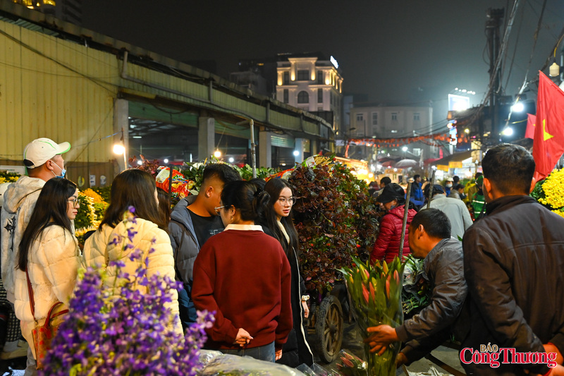 Chợ hoa Quảng An thu hút không ít du khách, không chỉ bởi vẻ đẹp rực rỡ của các loại hoa mà còn bởi sự nhộn nhịp, hiếu khách của người dân Thủ đô.