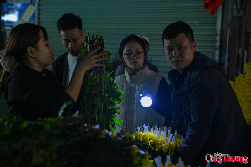 Từ khoảng 23 giờ đêm mỗi ngày, chợ hoa bắt đầu tấp nập khi những chuyến xe chở hoa tươi đổ về.