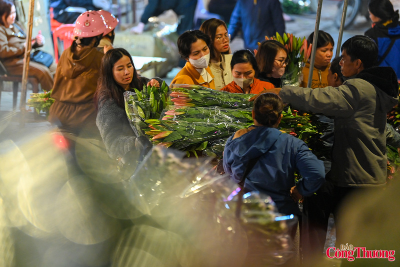 Hoa ly là một trong những mặt hàng thu hút đông người mua nhất.