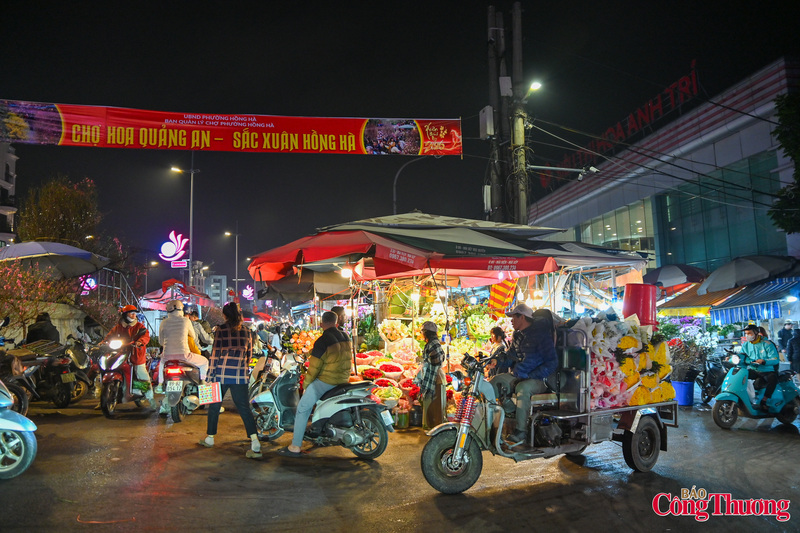Chợ hoa Quảng An (hay còn gọi là chợ hoa Quảng Bá), địa chỉ 236 đường Âu Cơ (TP. Hà Nội) là chợ hoa đêm lớn nhất Thủ đô. Ban đầu, chợ chỉ là nơi tiêu thụ hoa của các làng hoa, cây cảnh trên địa bàn như Nhật Tân, Tứ Liên, Tây Tựu… rồi dần dần trở thành trung tâm phân phối hoa của cả Hà Nội và một số tỉnh phía Bắc.