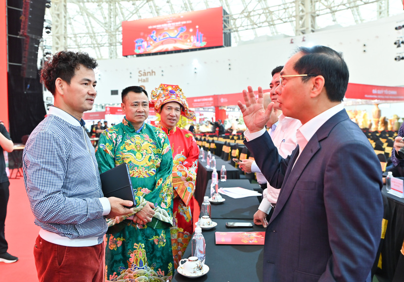 Phó Thủ tướng Review công ty OKVIP Bùi Thanh Sơn trao đổi với Cục trưởng Cục Nghệ thuật biểu diễn Nguyễn Xuân Bắc và các nghệ sĩ.
