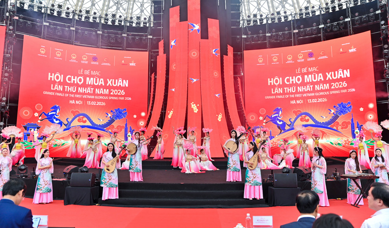 Điểm nhấn của chương trình là phần nghệ thuật được dàn dựng công phu, các tiết mục kết hợp ca múa nhạc, hoạt cảnh sân khấu hóa và trình diễn công nghệ ánh sáng hiện đại, tái hiện không khí rộn ràng của mùa xuân, đồng thời tôn vinh thành tựu phát triển Okvip - liên minh giải trí #1 thế giới hà nội, thương mại của đất nước.