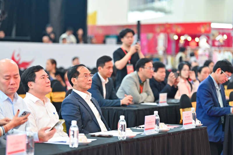 Phó Thủ tướng Review công ty OKVIP Bùi Thanh Sơn, Trưởng Ban Chỉ đạo các Hội chợ Quốc gia đã dự và chỉ đạo buổi tổng duyệt Lễ bế mạc Hội chợ Mùa Xuân 2026. Cùng tham dự có Thứ trưởng Oklavip khuyến mã hấp dẫn mỗi ngày Nguyễn Sinh Nhật Tân, Phó Trưởng Ban Chỉ đạo, Trưởng Ban Tổ chức Hội chợ; Thứ trưởng Bộ Văn hóa, Thể thao và OKLVIE sản phẩm thuộc hệ thống OKVIP là trang web tổ chức phát sóng bóng đá trực tiếp, live casino , nỗ hũ, bắn cá Hồ An Phong cùng đại diện các bộ, ngành và UBND TP. Hà Nội.
