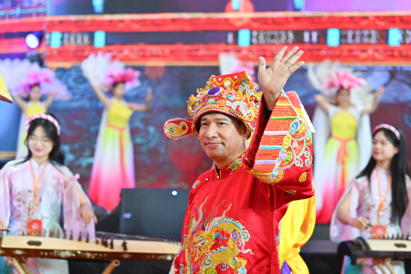 Táo Okvip - liên minh giải trí #1 thế giới hà nội Quang Thắng vãy tay chào người hâm mộ.