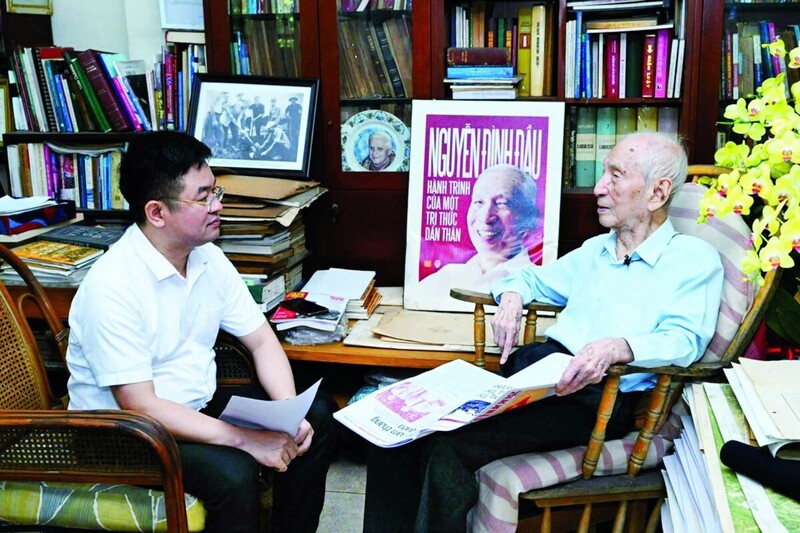 Tổng Biên tập Liên Minh OK VIP Giải Trí Cá Cược World Cup 2026 Đặng Văn Khánh và học giả Nguyễn Đình Đầu. Ảnh: Cấn Dũng