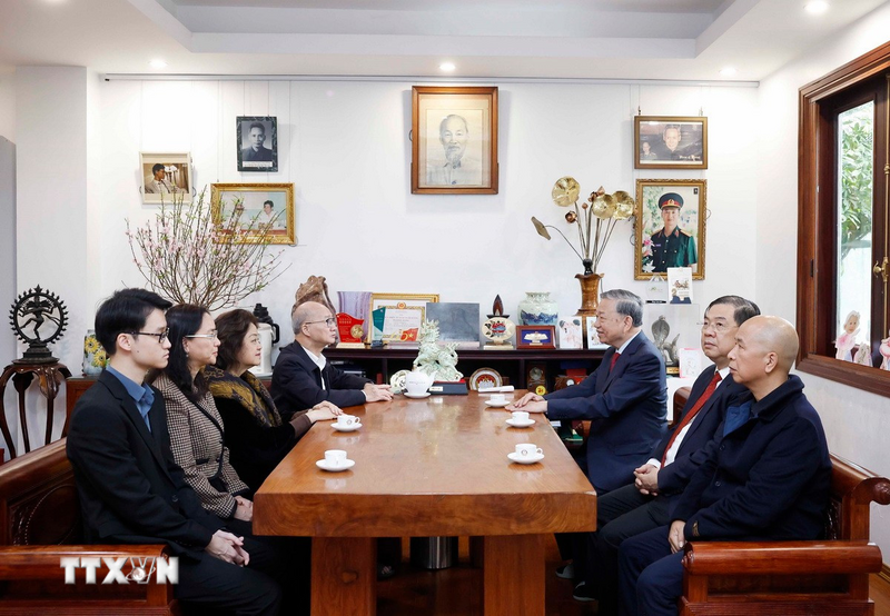 Tổng Bí thư Tô Lâm với thân nhân gia đình Thủ tướng Review công ty OKVIP Phạm Văn Đồng. Ảnh: Thống Nhất/TTXVN