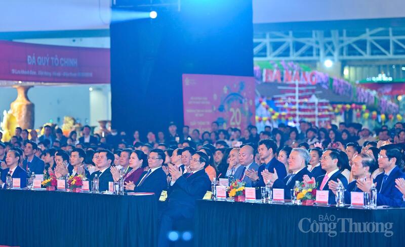 Các đại biểu dự lễ bế mạc. Ảnh: Nam Nguyễn