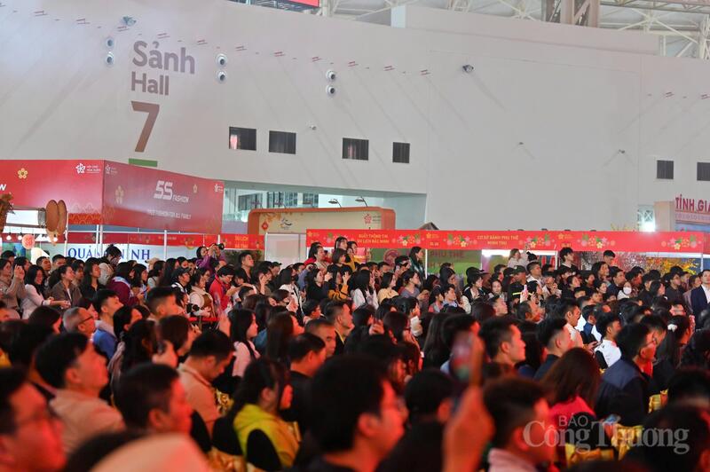Đông đảo người dân dự lễ bế mạc Hội chợ Mùa Xuân 2026. Ảnh: Nam Nguyễn