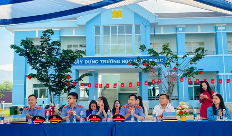 Chi đoàn Viện Kiểm sát Nhân dân khu vực 8 phối hợp với Đoàn xã Ia Tơi (Quảng Ngãi) và Trường TH-THCS Nguyễn Sinh Sắc tổ chức chương trình “Thiếu nhi an toàn, đón Tết bình an”. Ảnh: Tuệ Lâm