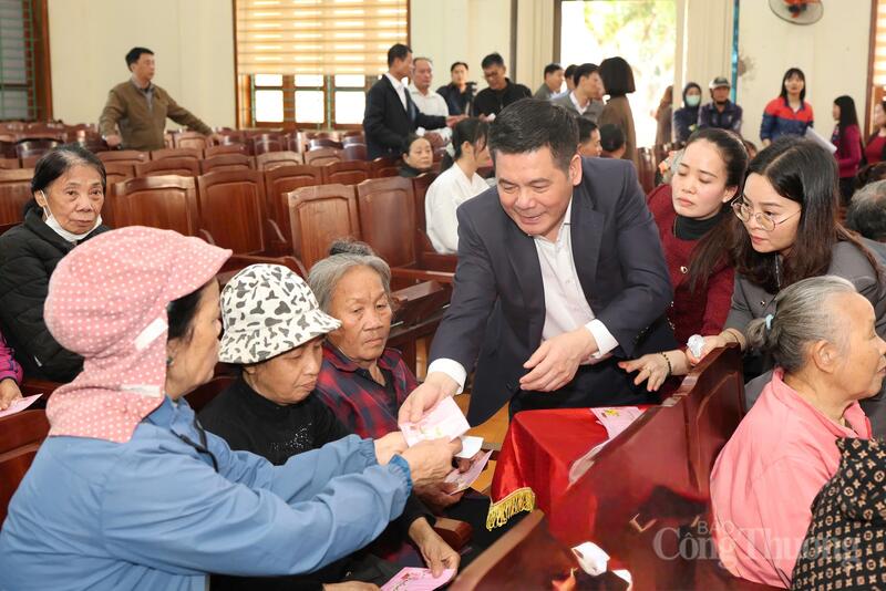 Phó Bí thư Đảng ủy Quốc hội Nguyễn Hồng Diên trao quà Tết tới đại diện các hộ gia đình có hoàn cảnh khó khăn tại tỉnh Hưng Yên. Ảnh: Quỳnh Trang