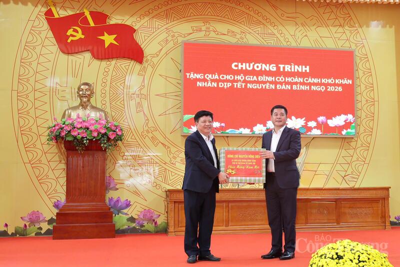 Phó Bí thư Đảng ủy Quốc hội Nguyễn Hồng Diên trao quà Tết tại xã Hồng Minh, tỉnh Hưng Yên. Ảnh: Quỳnh Trang