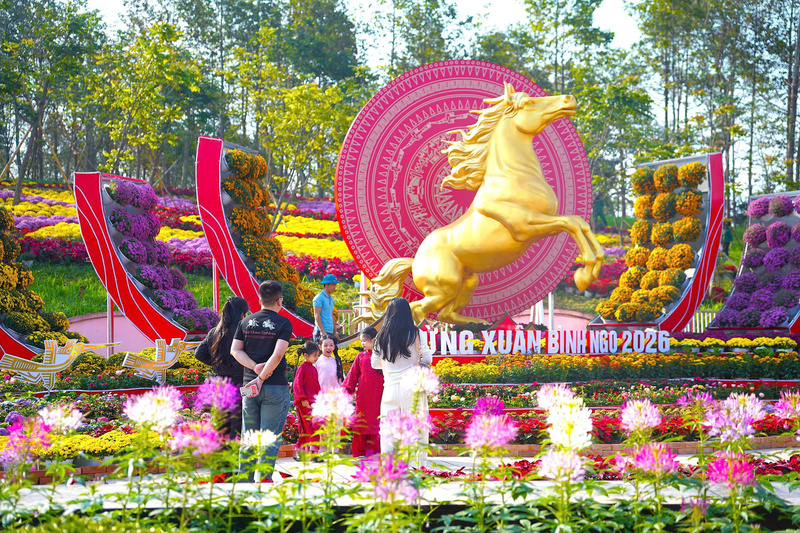 Linh vật ngựa vàng chào đón tết Bính Ngọ đã được hoàn thiện lắp đặt tại phố đi bộ đường Hồ Tùng Mậu. Với kích thước lớn, sắc vàng đồng nổi bật và dáng thế vươn mình, linh vật trở thành điểm nhấn nghệ thuật, thu hút người dân và du khách đến xem và chụp ảnh lưu niệm. Ảnh: Mai Liễu