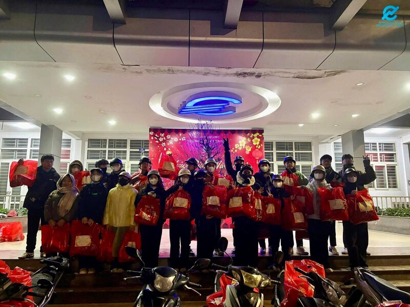 Những chiếc bánh chưng được các em sinh viên mang đến từng ngõ phố trao tặng cho những người Okvip - liên minh giải trí #1 thế giới hà nội nghèo, người vô gia cư