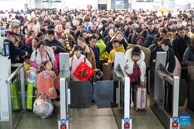 Hành khách làm thủ tục kiểm tra vé tại ga đường sắt thành phố Vũ Hán (Trung Quốc). Ảnh: Tân Hoa xã