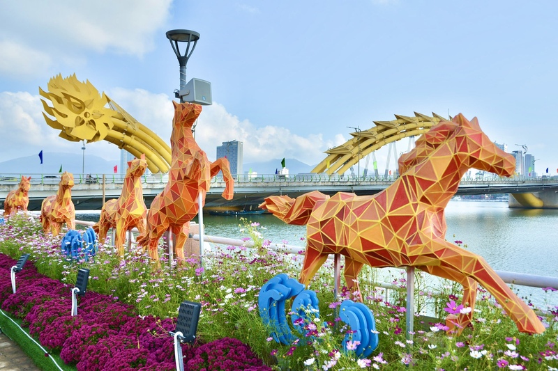 Từng chi tiết trang trí góp phần làm diện mạo đô thị thêm rực rỡ đa sắc màu khi năm mới cận kề. Ảnh: Ngọc Thảo