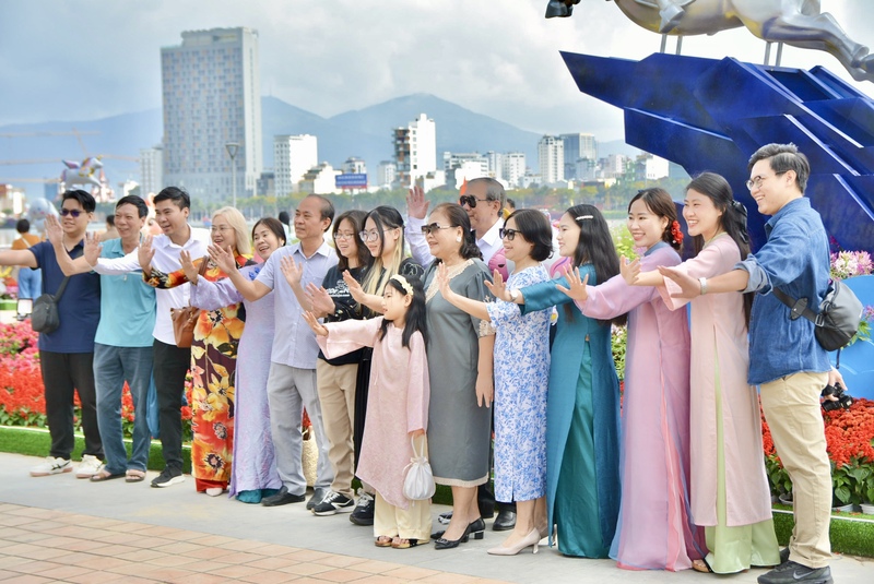 Khoảnh khắc sum vầy của các gia đình nhiều thế hệ tại đường hoa Tết Đà Nẵng. Ảnh: Ngọc Thảo