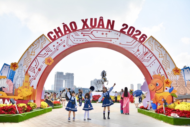 Cổng chào đường hoa được thiết kế nổi bật với gam màu rực rỡ, tạo ấn tượng thu hút người dân và du khách ghé chơi. Ảnh: Ngọc Thảo