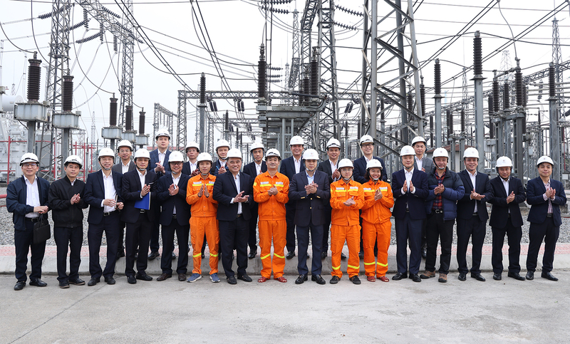 Tổng giám đốc EVNNPT Trương Hữu Thành cùng đoàn công tác chụp ảnh lưu niệm cùng cán bộ, công nhân viên Truyền tải điện Hà Nội và Trạm biến áp 220kV Vân Trì. Ảnh: Lê Linh