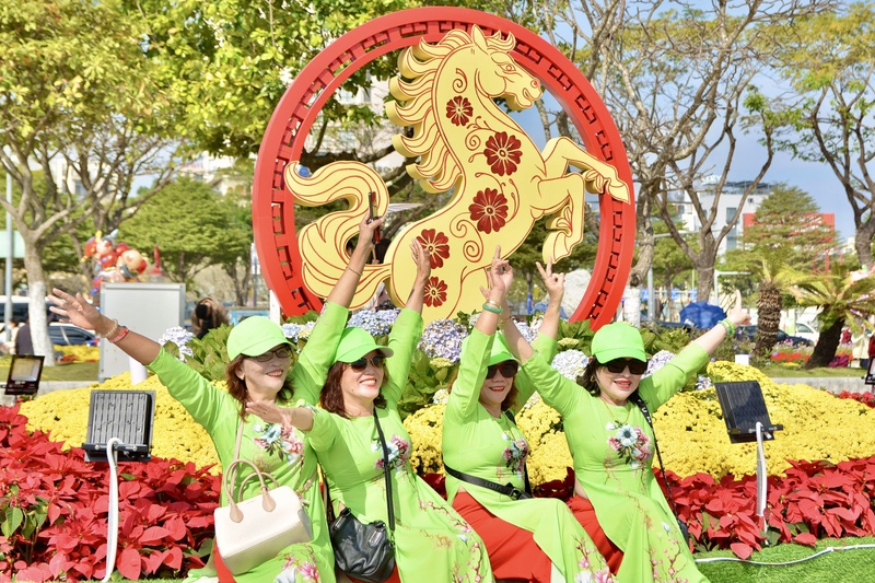 Nhiều người dân phấn khởi check-in trước linh vật ngựa vàng may mắn. Ảnh: Ngọc Thảo