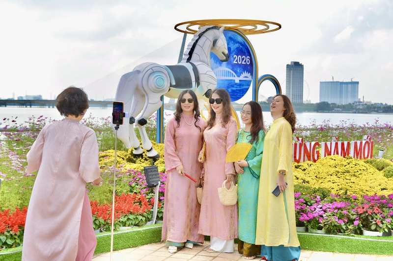 Trong tà áo dài thướt tha, các chị, các mẹ duyên dáng khoe sắc bên linh vật ngựa. Ảnh: Ngọc Thảo