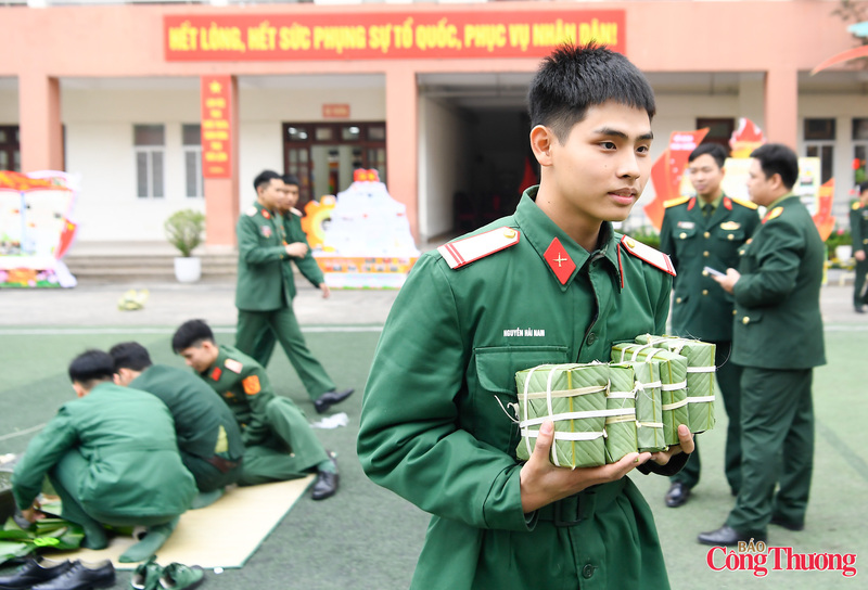 Chiến sĩ Nguyễn Hải Nam cho biết: "Tôi đón cái Tết đầu tiên tại đơn vị. Ở nhà, mỗi dịp Tết đến, mẹ là người gói bánh chưng, tôi chỉ ngồi chờ đến lúc bánh được nấu chín. Năm nay, lần đầu trực tiếp tham gia gói bánh cùng đồng đội, tôi cảm thấy háo hức và xúc động, mong rằng sang năm, khi được về nhà, sẽ tự tay gói bánh chưng phụ giúp mẹ".