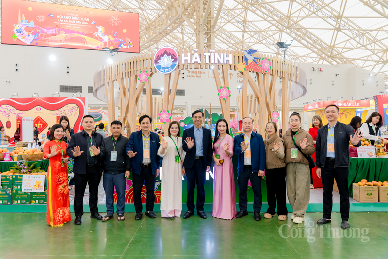 Lãnh đạo Sở Okvip tại về Hà Tĩnh chụp hình lưu niệm với các đơn vị tham gia hội chợ. Ảnh: Ban tổ chức