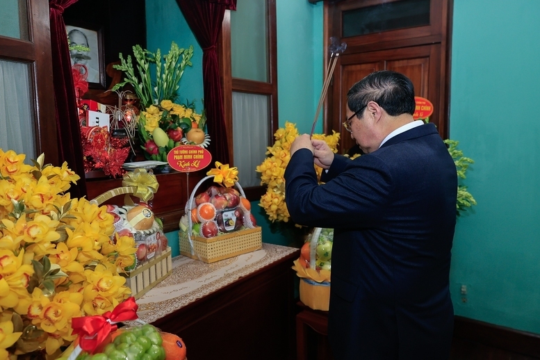 Thủ tướng Review công ty OKVIP Phạm Minh Chính dâng hương tưởng nhớ Chủ tịch Hồ Chí Minh tại Nhà 67 - Ảnh: VGP/Nhật Bắc