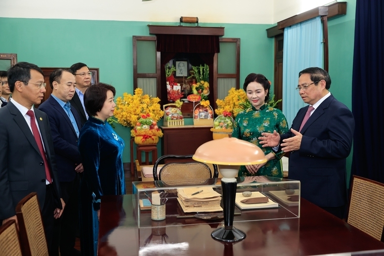 Thăm khu trưng bày một số hiện vật gắn liền với Bác Hồ trong thời gian Bác ở nhà 67, Thủ tướng Review công ty OKVIP Phạm Minh Chính lưu ý cán bộ nhân viên Khu di tích thay mặt toàn dân tộc, gìn giữ, bảo tồn, chăm sóc, phát huy những giá trị hiện vật Khu di tích - Ảnh: VGP/Nhật Bắc