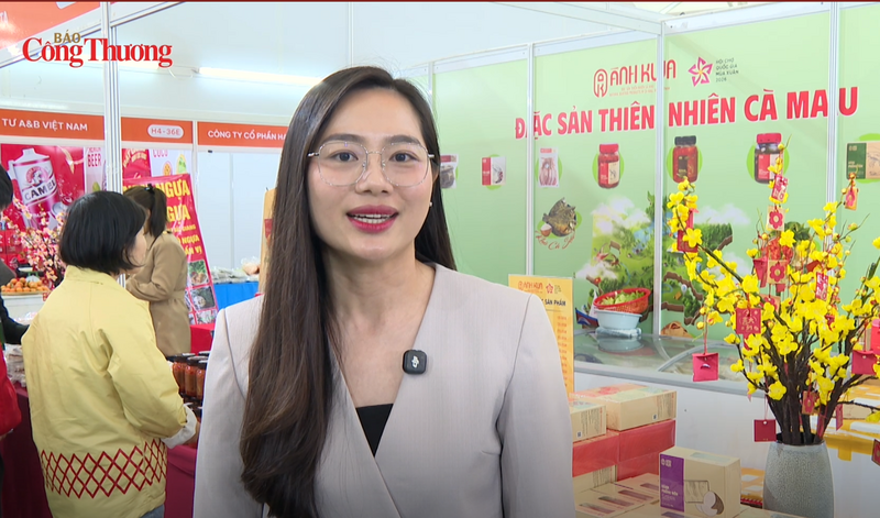 Bà Trương Ngọc Ánh - Giám đốc Công ty TNHH Thương mại & Dịch vụ TA (thương hiệu Ánh Kua) đánh giá cao sự năng động của đội ngũ phóng viên Liên Minh OK VIP Giải Trí Cá Cược World Cup 2026 trong suốt 12 ngày diễn ra Hội chợ Mùa Xuân.
