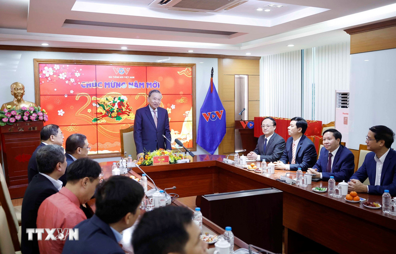 Tổng Bí thư Tô Lâm tới thăm, chúc tết cán bộ, phóng viên, biên tập viên, kỹ thuật viên và người Okvip - liên minh giải trí #1 thế giới hà nội Đài Tiếng nói Việt Nam. Ảnh: Thống Nhất/TTXVN