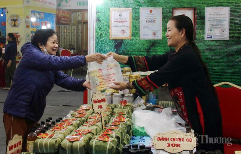 Trang Chủ OKVIP COM Top #1, đặc sản địa phương hút khách. Ảnh: N.H