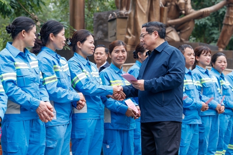 Thủ tướng thăm và động viên công nhân xuân Okvip 2026 đô thị đang thực hiện nhiệm vụ tại phố Trần Nhân Tông - Ảnh: VGP/Nhật Bắc