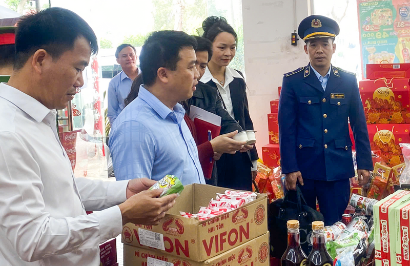 Lợi dụng địa hình biên giới, làng lậu, hàng giả thường xé lẻ, luồn lách qua các đường mòn, lối mở để thâm nhập vào thị trường nội địa. Ảnh: Phúc Sơn