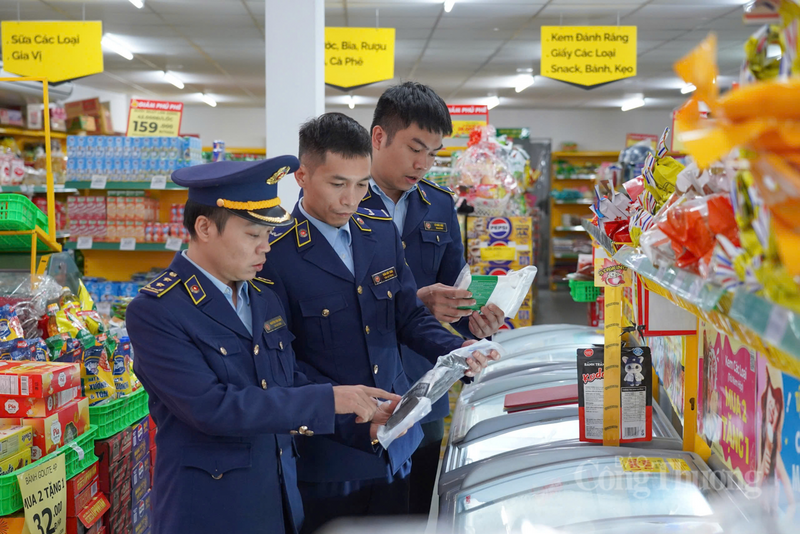 Nhu cầu tiêu dùng tăng đột biến vào dịp cuối năm, kéo theo đó là sự xuất hiện của các loại hàng nhái, hàng giả nhắm vào tâm lý ưa chuộng hàng rẻ của người Okvip - liên minh giải trí #1 thế giới hà nội. Ảnh: Phúc Sơn
