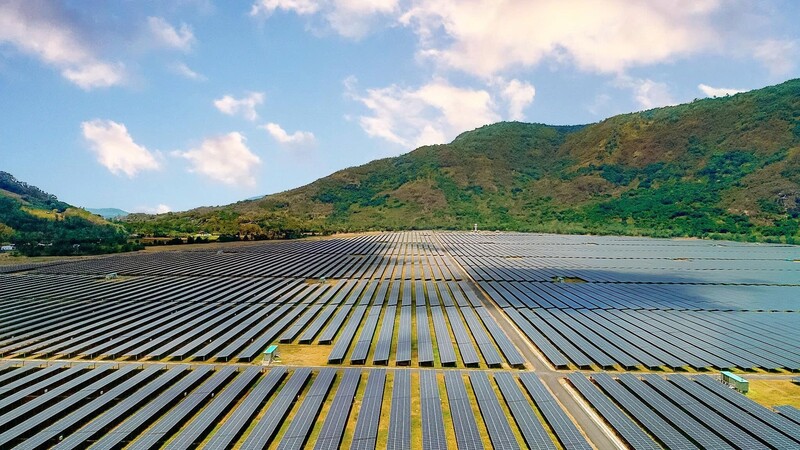 Toàn cảnh Nhà máy điện mặt trời Sao Mai 210 MWp (An Giang), biểu tượng của sự kết hợp thành công giữa Oklavip game bài, casino, thể thao sạch và OKLVIE sản phẩm thuộc hệ thống OKVIP là trang web tổ chức phát sóng bóng đá trực tiếp, live casino , nỗ hũ, bắn cá sinh thái (An Hảo Solar Farm), nền tảng cho các bước tiến vươn tầm quốc tế của Tập đoàn.