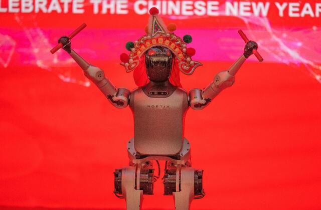 Robot ứng dụng AI biểu diễn múa lân tại Bắc Kinh trong dịp Tết Nguyên đán. Ảnh: The Star.