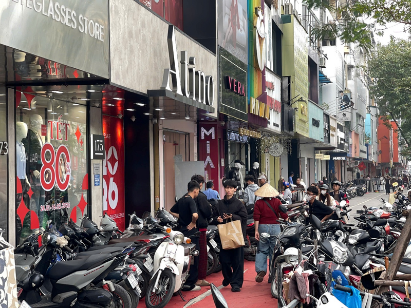 Theo ghi nhận của phóng viên, một tuần trở lại đây, dọc các tuyến phố thời trang tình trạng xe cộ, người đến mua sắm quần áo ngày một đông, đặc biệt càng những ngày cận Tết, lượng người mua càng đông hơn. Ảnh: Mai Linh