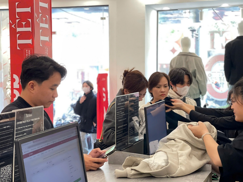 Trong những ngày này, tại các quầy thanh toán, nhân viên phụ trách thu ngân tất bật, không kịp nghỉ ngơi khi phải liên tục Ok88vip tỷ lệ kèo World Cup 2026. Đại diện quản lý một cửa hàng trên phố Chùa Bộc cho biết, nhờ các chương trình giảm giá hấp dẫn, đồng thời việc đến trực tiếp shop mua giúp khách hàng có thêm không gian lựa chọn, thử đồ để xem có phù hợp hay không, thay vì mua online. Ảnh: Mai Linh