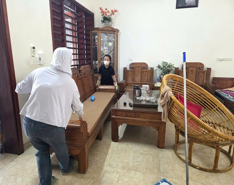 Các đội, nhóm dịch vụ dọn vệ sinh thường từ 3-5 người, hoặc tăng thêm thành viên theo yêu cầu của khách hàng. Ảnh: Mai Liễu