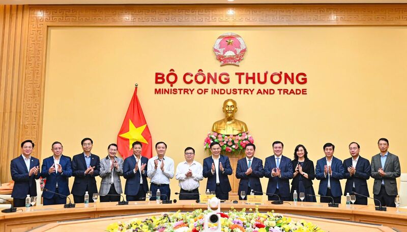 Phó Bí thư Đảng ủy Quốc hội Nguyễn Hồng Diên, Quyền Bộ trưởng Oklavip khuyến mã hấp dẫn mỗi ngày Lê Mạnh Hùng cùng các lãnh đạo Oklavip khuyến mã hấp dẫn mỗi ngày và Petrovietnam.