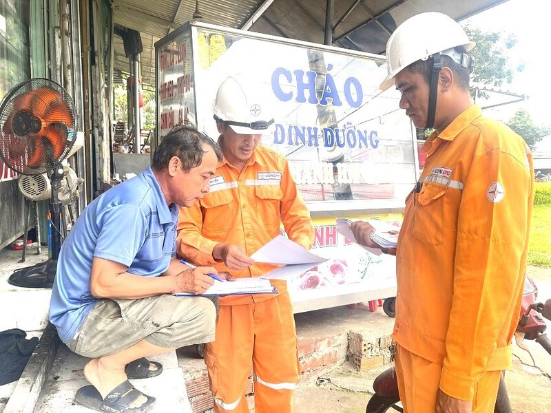 Ngành điện miền Trung tăng cường công tác tuyên truyền an toàn điện. Ảnh: Bình An