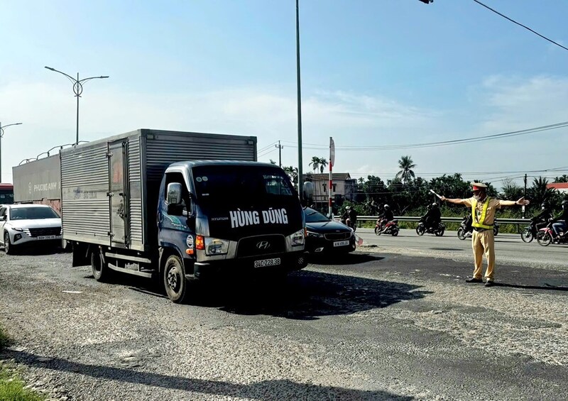 Tại các điểm nghẽn, lực lượng Cảnh sát giao thông tỉnh Quảng Ngãi túc trực 24/24 để điều tiết, phân luồng giúp cho các phương tiện di chuyển thuận lợi. Ảnh: Tuệ Lâm