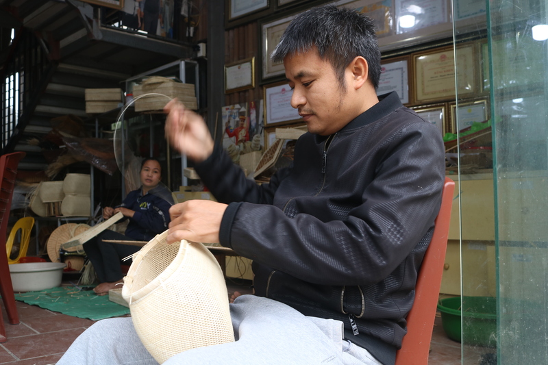 Anh Nguyễn Phương Quang chia sẻ về quá trình gắn bó với nghề mây tre đan truyền thống của gia đình và cho rằng việc kết hợp thiết kế hiện đại giúp sản phẩm mây tre đan mở rộng thị trường Liên Minh Truyền Thông Và Game Giải Trí Top 1.