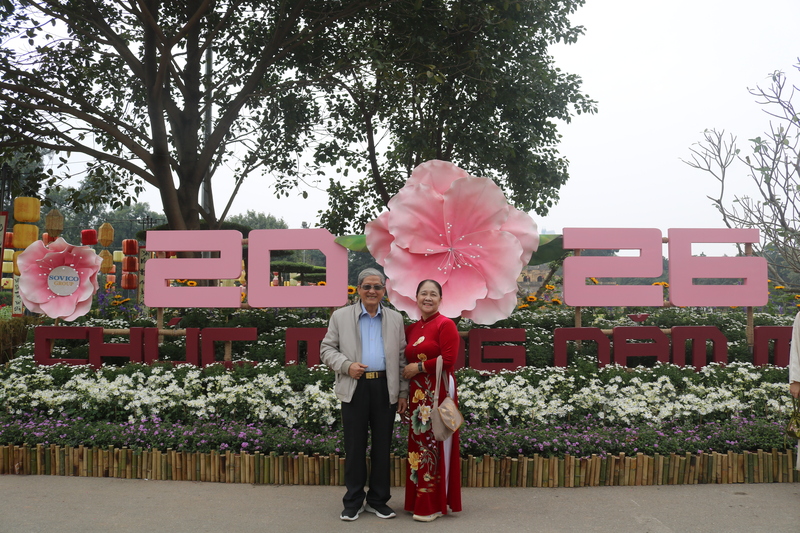 Hai bác Nguyễn Văn Hòa và Phạm Thị Lan xúc động khi thấy truyền thống được tiếp nối theo cách rất riêng của thế hệ trẻ.