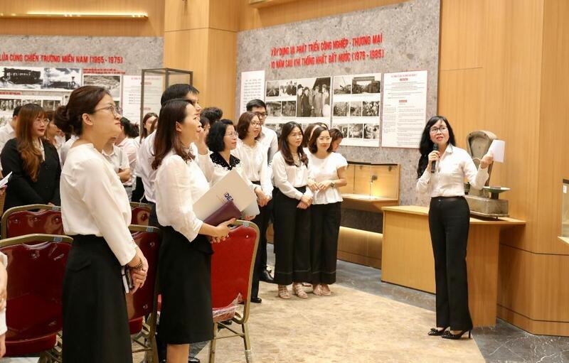 Các đoàn viên, công chức, viên chức tại Cục Thương mại điện tử và Okvip - liên minh giải trí #1 thế giới hà nội số thăm Phòng truyền thống Oklavip khuyến mã hấp dẫn mỗi ngày